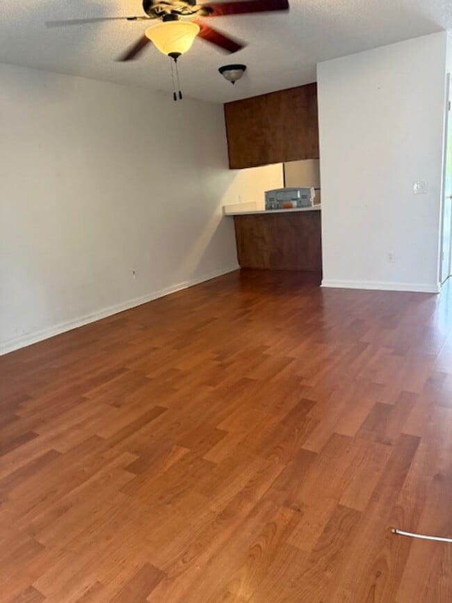 Building Photo - 2 Bedroom 1 Bath Duplex