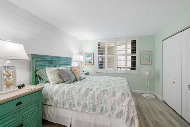 Building Photo - 9550 S Ocean Dr