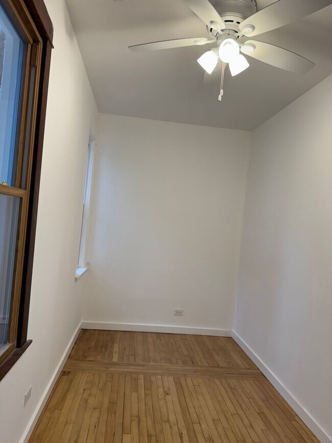 Building Photo - 1336 W Barry Ave