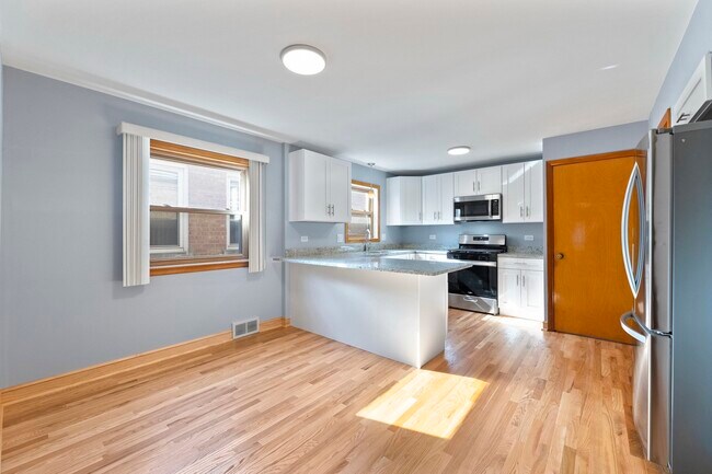 Building Photo - 5534 S Natoma Ave