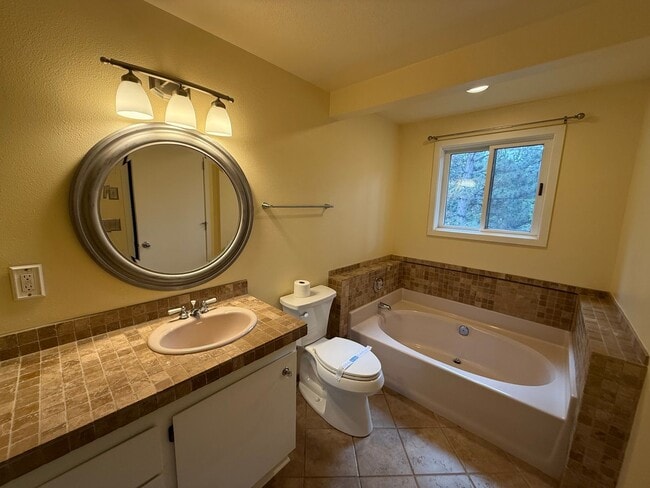 Building Photo - 2 Bed/2.5 Bath Townhome with Garage, Pool and Tennis Court