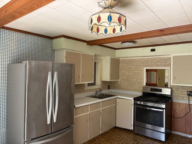 Building Photo - SPACIOUS 3+ BEDROOM HOME WILL BE READY TO WELCOME YOU