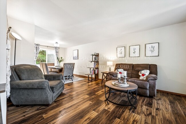 Building Photo - 704 Evergreen Place