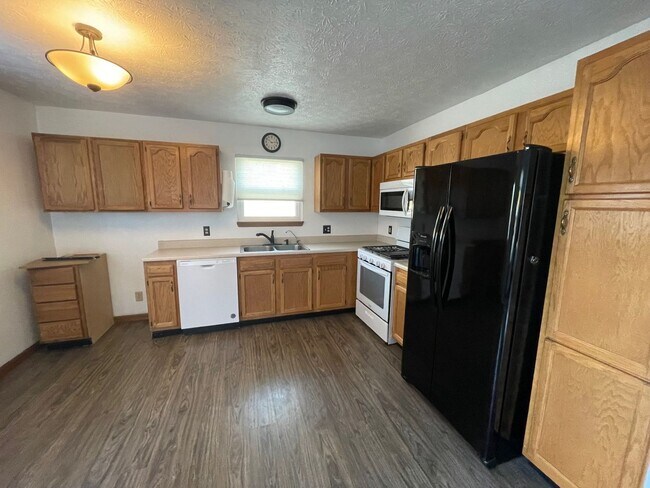 Building Photo - 3 Bedroom House W/ Updates!