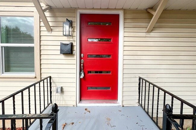 Building Photo - 909 SW 48th St