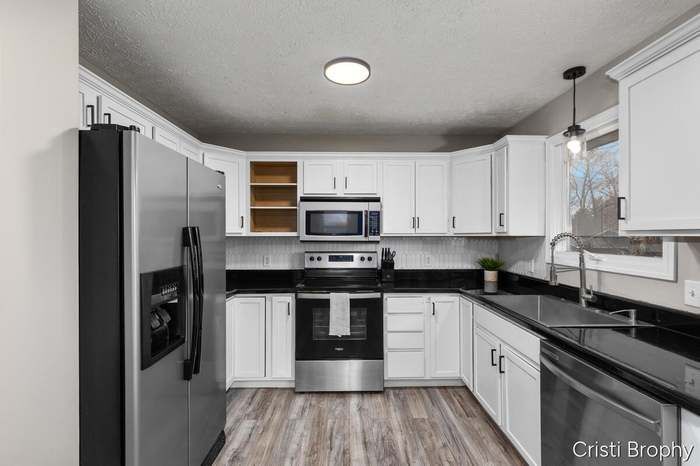 Building Photo - 952 Woodside Dr