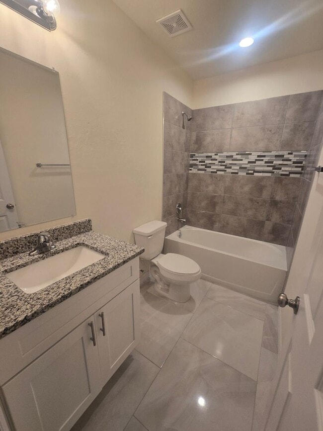 Building Photo - LARGE 3/2/1 -Duplex, prime Location-Lehigh...