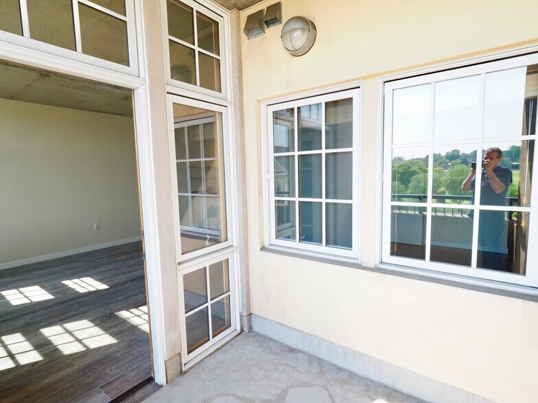 Balcony - 275 S Harrison St