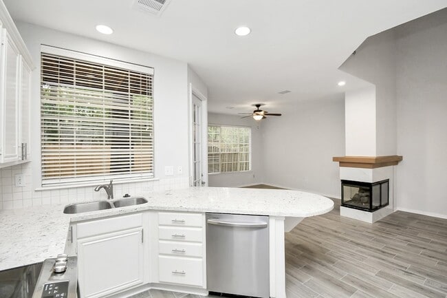 Building Photo - 60 Lakeridge Ct