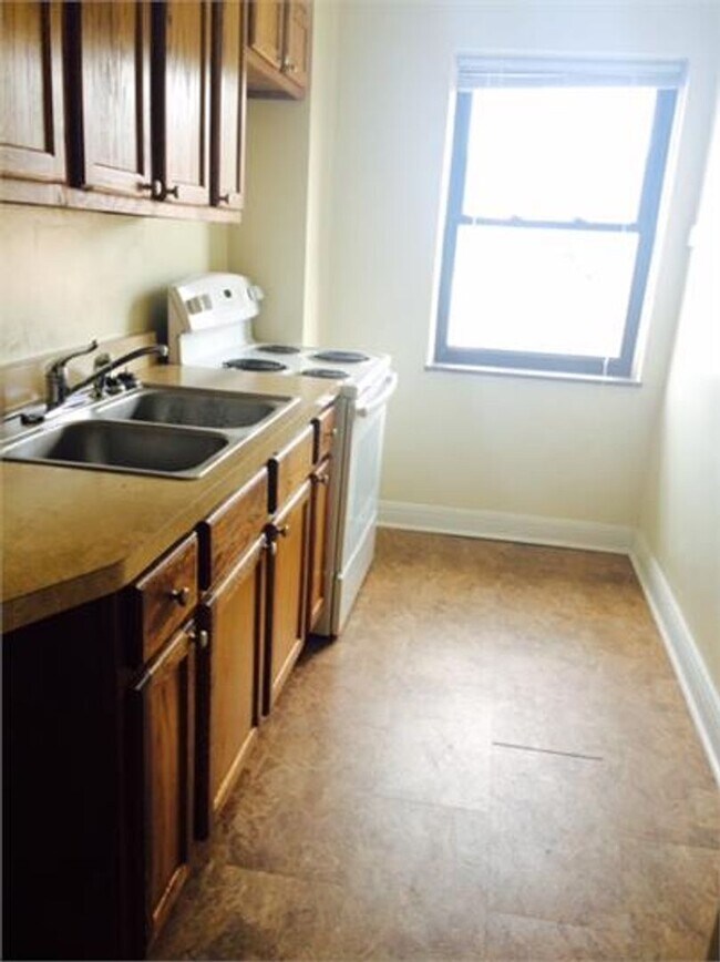 Building Photo - 1508 1/2 Lee Street East