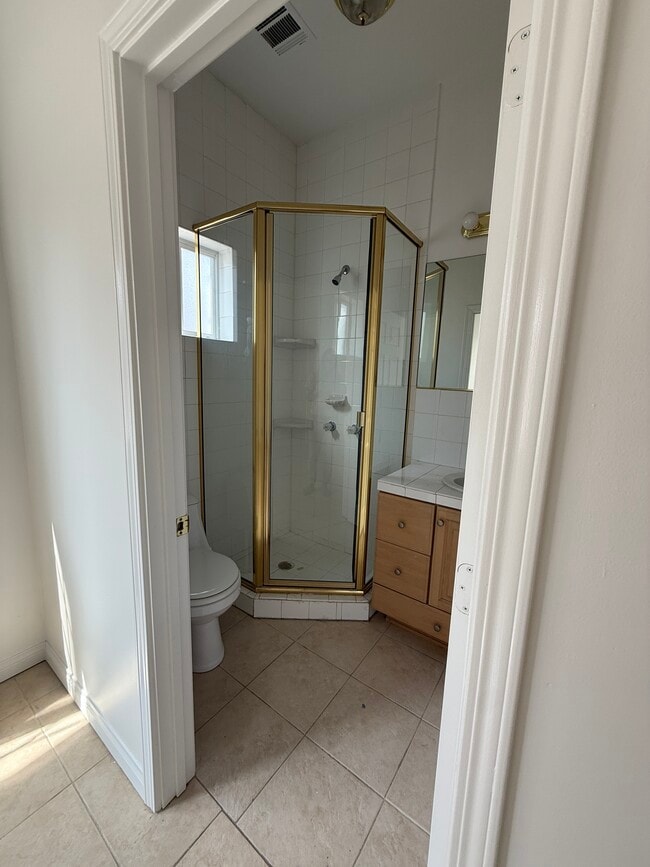 Building Photo - 2045 Bellevue Dr