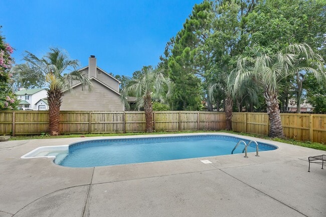 Building Photo - Gorgeous 4 bedroom, 3 1/2 bathroom home wi...