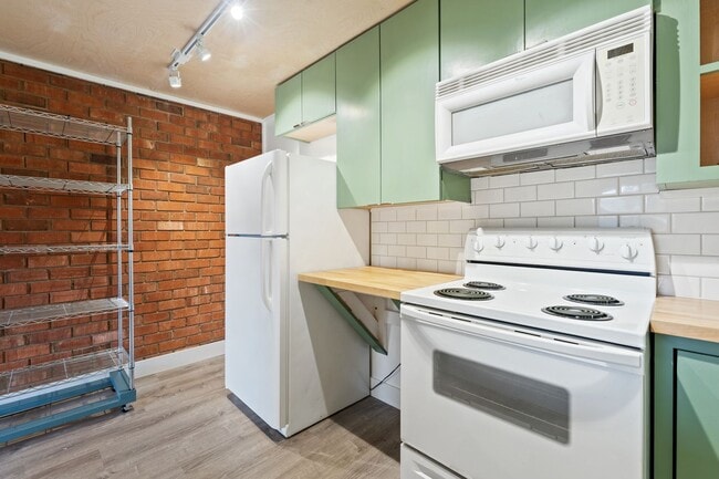 Building Photo - Newly Updated 1 Bed 1 Bath Condo in Carrbo...