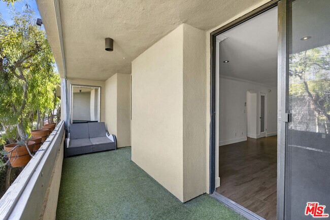 Building Photo - 740 Kings Rd