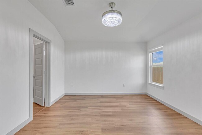 Building Photo - 120 Krause Spgs Dr