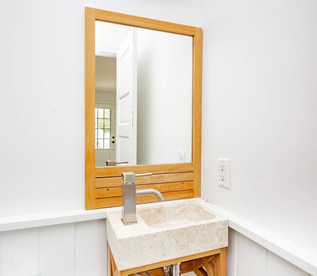 Building Photo - 869 Head of Pond Rd