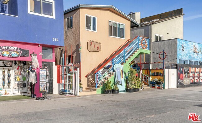 Building Photo - 717 Ocean Front Walk