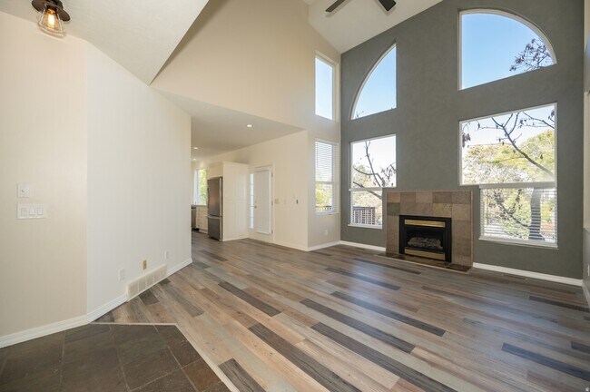 Building Photo - 857 Southfork Dr