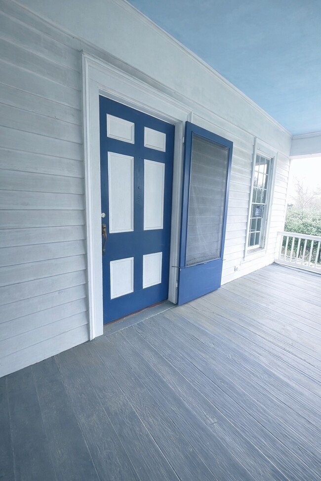 Building Photo - 820 7th Ave N