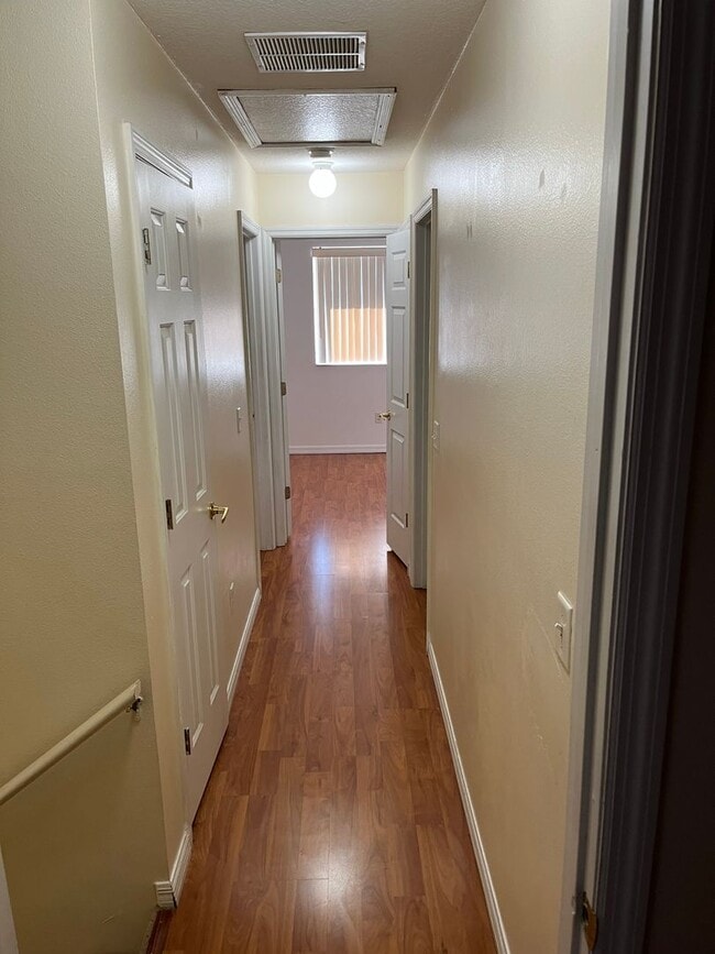 Building Photo - Beautiful 3bed/2bath townhouse close to Di...