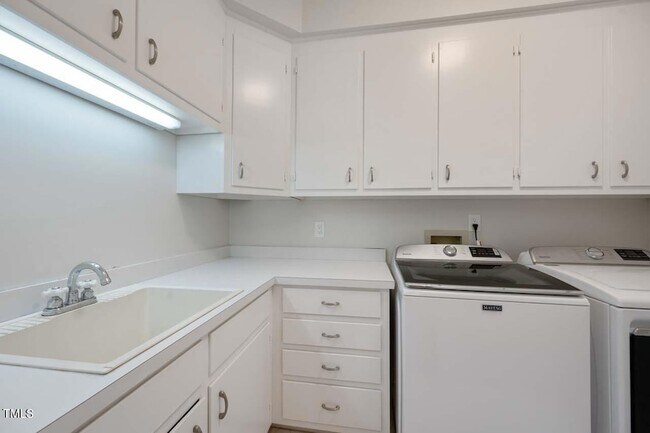 Building Photo - 1202 Summerville Ln