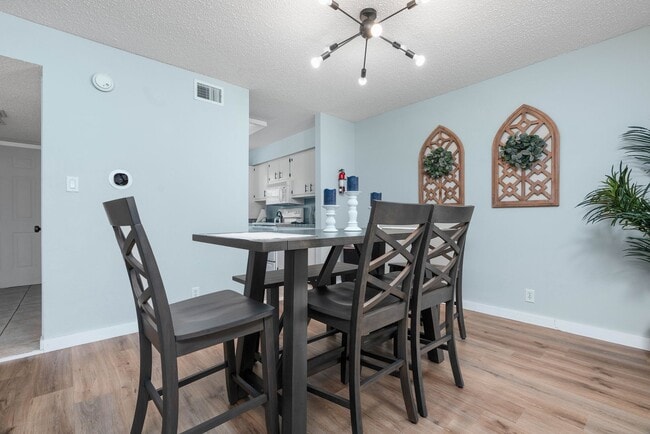 Building Photo - Desoto Courts | Townhome | Furnished