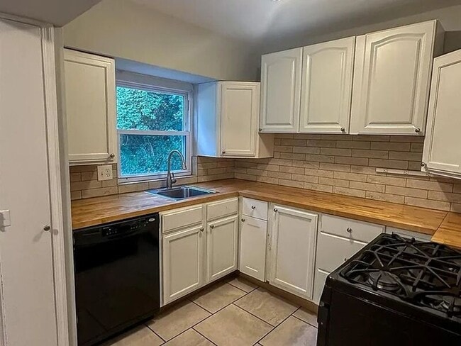 Building Photo - 1470 Antoinette Ave