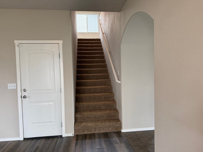 Building Photo - Check out our move in special on this charming Very Spacious 2-Story Home for Rent in Pasco, WA!