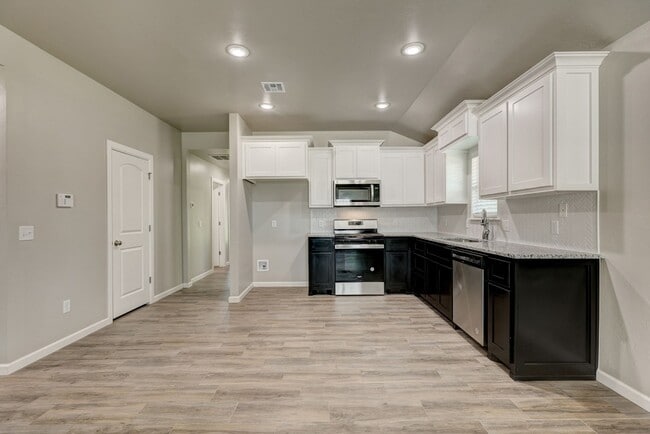 Building Photo - 721 League Cir