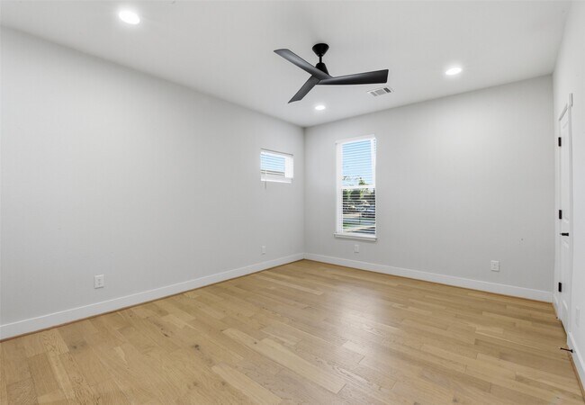 Building Photo - 2204 Lou Ellen Ln