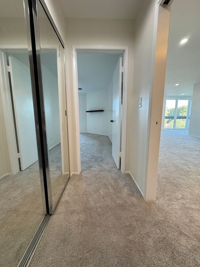 Building Photo - Top Floor Oasis