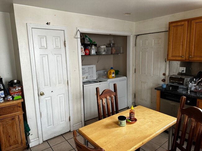 Primary Photo - 40 Hooker St