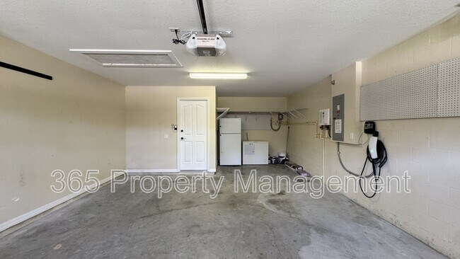 Building Photo - 10 Bellis Ct
