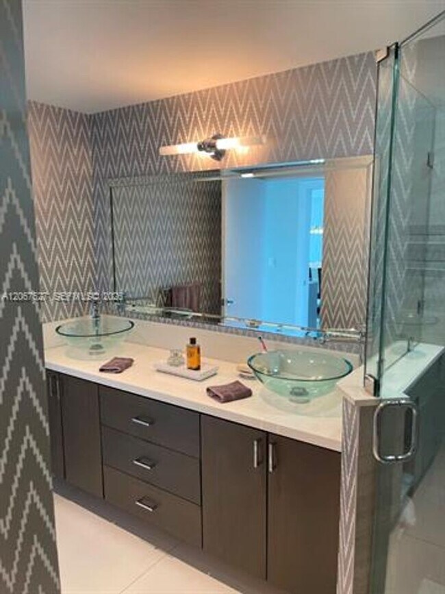 Building Photo - 5001 Collins Ave