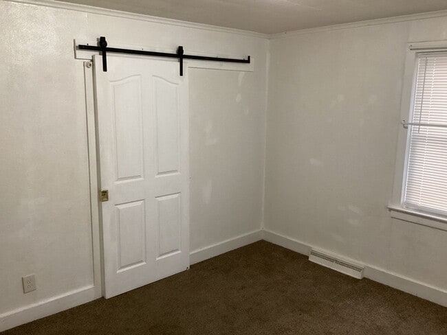 Building Photo - Charming House in the Country