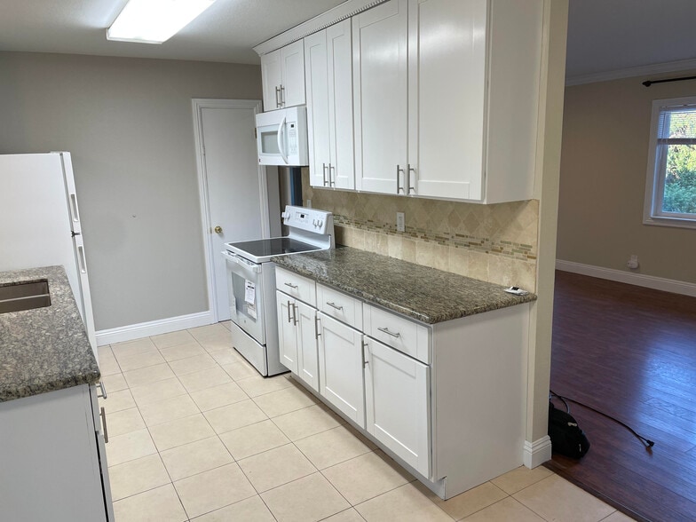 Kitchen - 3751 Mosswood Dr
