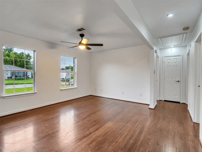 Building Photo - 4930 Holloway Dr