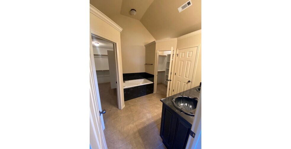 Building Photo - 450 Remson Ln