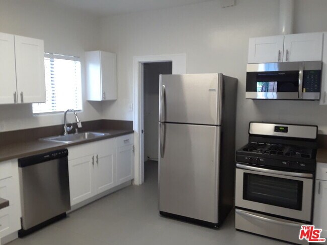 Building Photo - 1204 N Citrus Ave