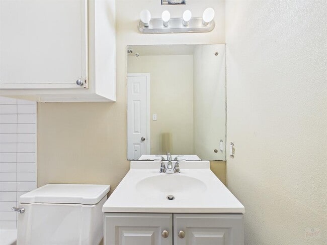 Building Photo - 616 W 51st St