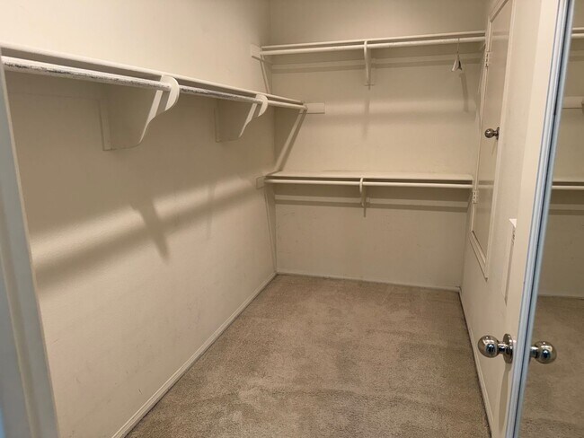Building Photo - ONE MONTH FREE RENT! Beautiful 4 bedroom, ...