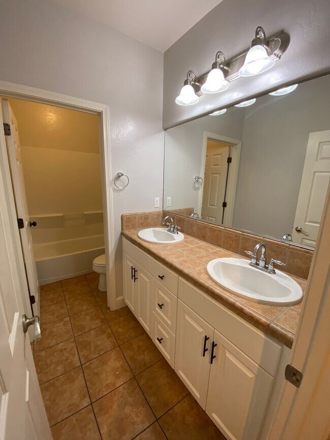 Building Photo - NW Visalia Home Rent Ready! !