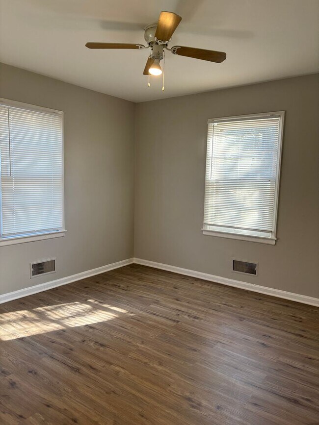 Building Photo - Three Bedroom One bathroom home for Rent