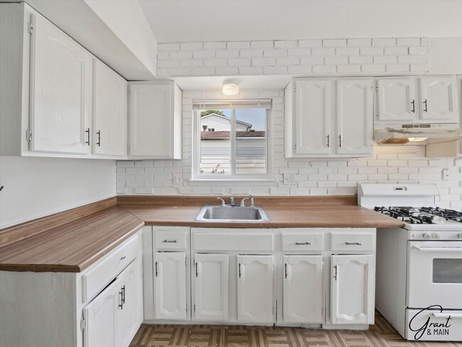 Building Photo - $1450 3 bedroom ranch