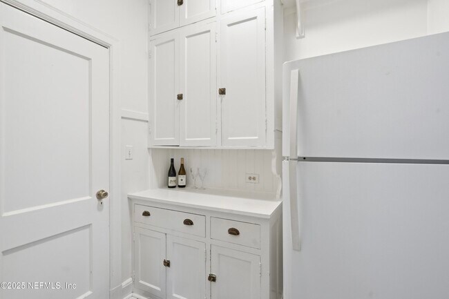 Building Photo - 3319 Pine St