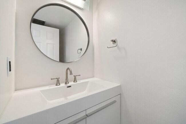 Building Photo - Beautiful 3-bedroom, 2.5-bath tri-level to...