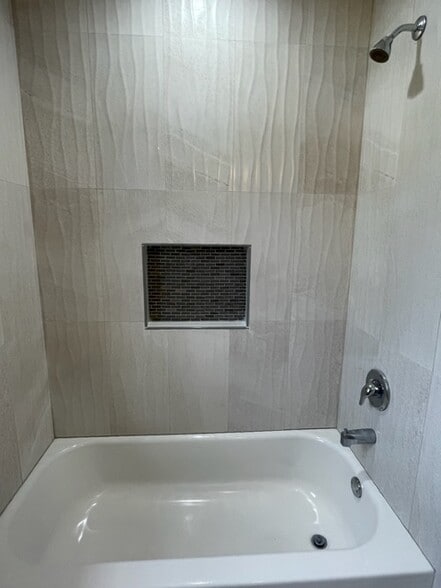 1st bath with tub - 1809 N Broadway St