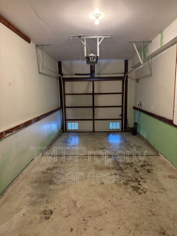 Building Photo - 3066 Staysail St