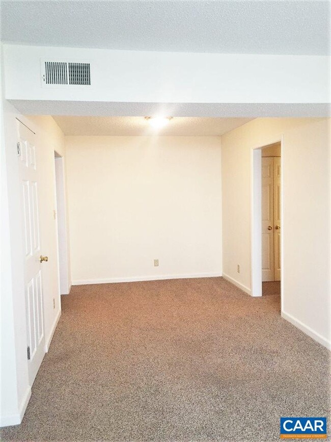 Building Photo - 2527 HYDRAULIC Rd