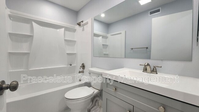 Building Photo - 2047 Lakeridge Cir